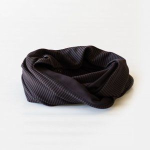 Vinyasa Scarf pin hyper stripe black grey